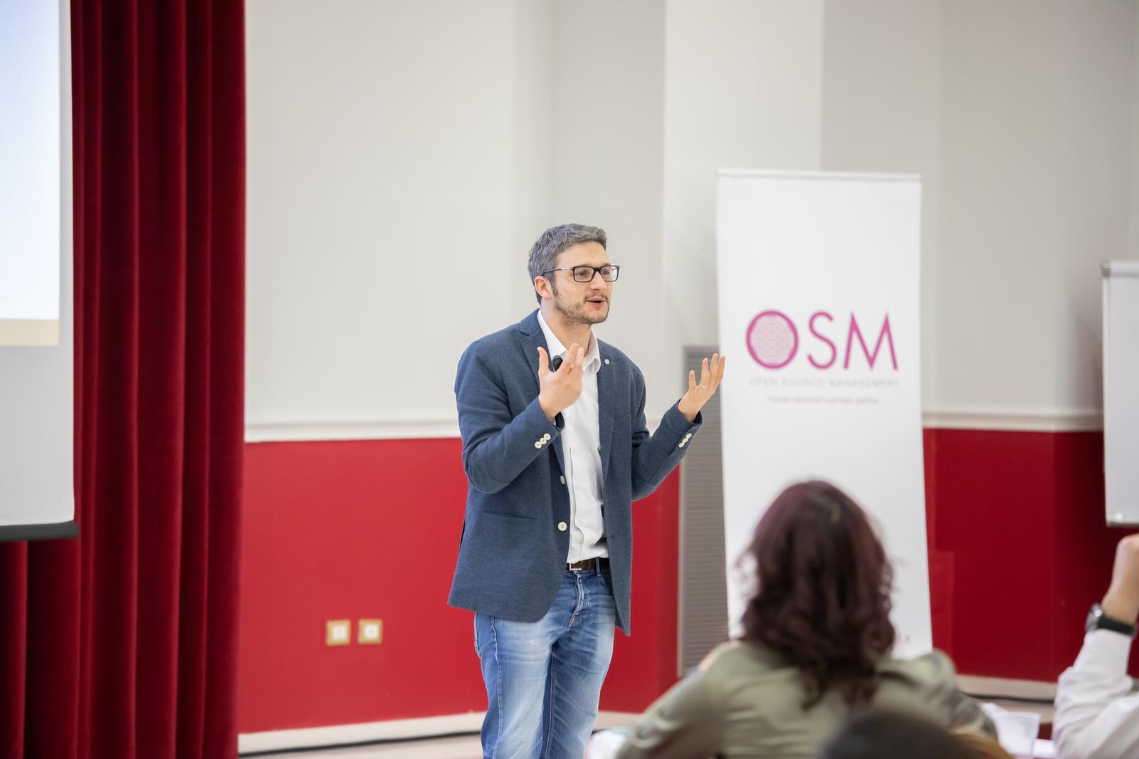 Luca Mazzucchelli - Aggregare e prosperare al tempo della rivoluzione  digitale • OSM - Open Source Management